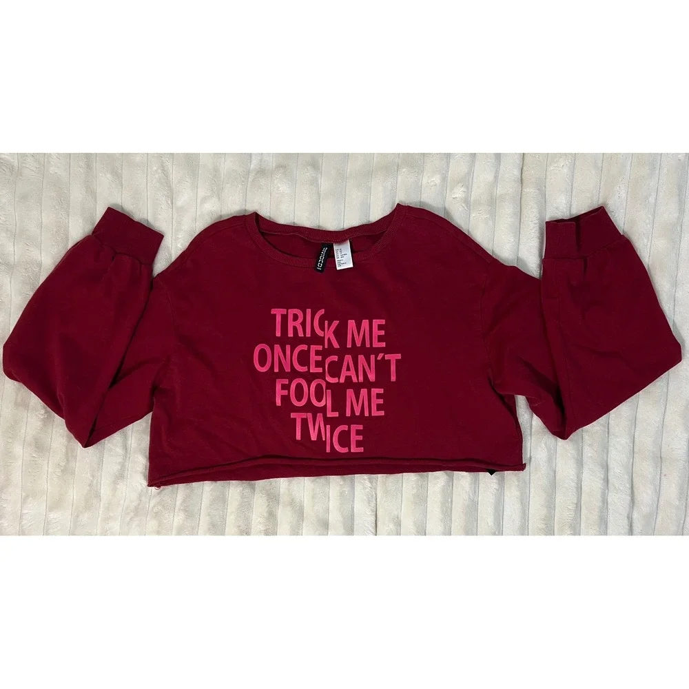 HM‎ Divided Burgundy Cropped Graphic Sweatshirt Trick Me Once Cant Fool Me Twice